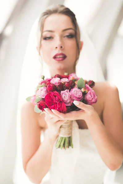 Luxusní svatební nevěsta, dívka pózuje a usmívá se s kyticí — Stock fotografie