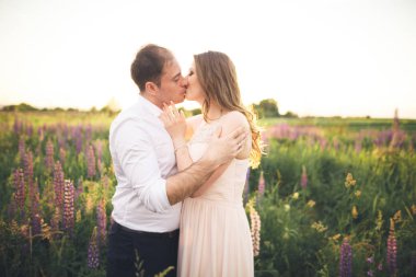 Çiçekli alan üzerinde yürüyen genç Düğün çifti