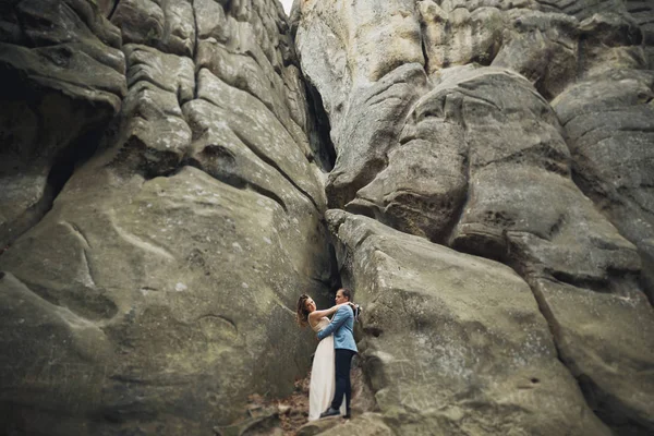 Feliz boda pareja besándose y abrazándose cerca de un alto acantilado —  Fotos de Stock