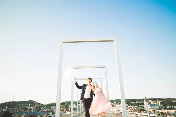 Casal amoroso no fundo do sol poente,. Acabei de casar. Caminhe ao pôr do sol — Fotografia de Stock