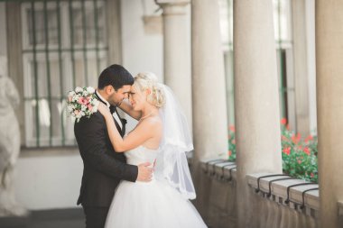 Mutlu yeni çift ile buket düğün portre