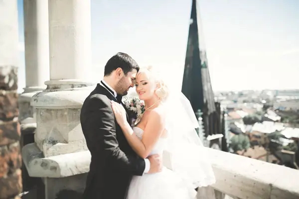 Muhteşem bir düğün çifti eski Lviv şehrinde yürüyor. — Stok fotoğraf