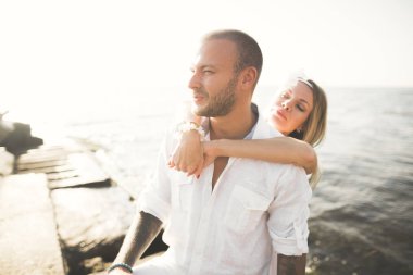 mutlu sadece evli genç düğün kutluyor çift ve güzel bir plaj gün batımında iyi eğlenceler