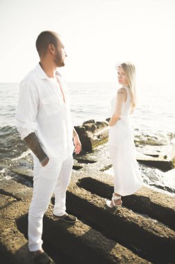 Gün batımında sahilde yürüyüş sadece evli evlilik çift.