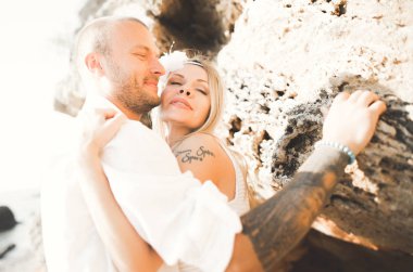 Genç modeller çift taşlarla sahilde poz