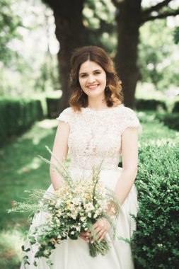 Buket çiçek park holding gelin. Düğün