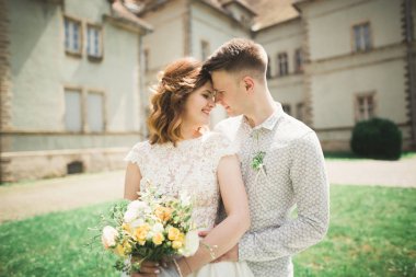 Mutlu düğün kaç sarılma ve birbirlerine arka plan eski kale üzerinde gülümseyen