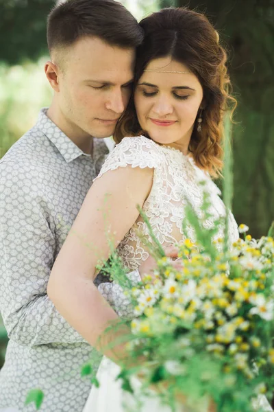 Casal de casamento perfeito segurando buquê de luxo de flores — Fotografia de Stock