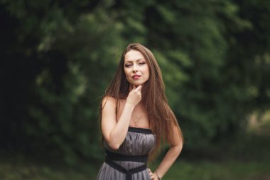 Portre kadar elbise açık havada poz içinde genç güzel sarışın kadın kapatın. Güneşli havalarda