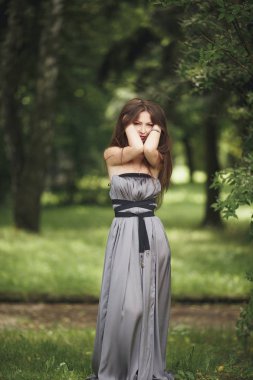 Portre kadar elbise açık havada poz içinde genç güzel sarışın kadın kapatın. Güneşli havalarda