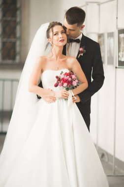 Mükemmel bir çift gelin ve damat düğün günlerinde poz verip öpüşürler.