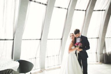 Mükemmel bir çift gelin ve damat düğün günlerinde poz verip öpüşürler.