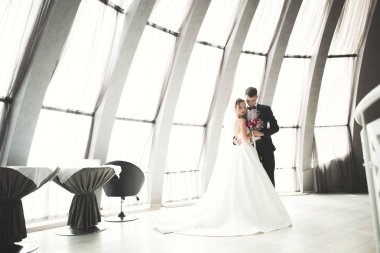 Mükemmel bir çift gelin ve damat düğün günlerinde poz verip öpüşürler.