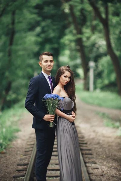 Handsome young couple posing outdoors after ceremony — Stock Photo, Image