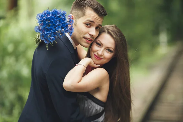 Nuori kaunis pari, tyttö täydellinen mekko poseeraa puistossa — kuvapankkivalokuva