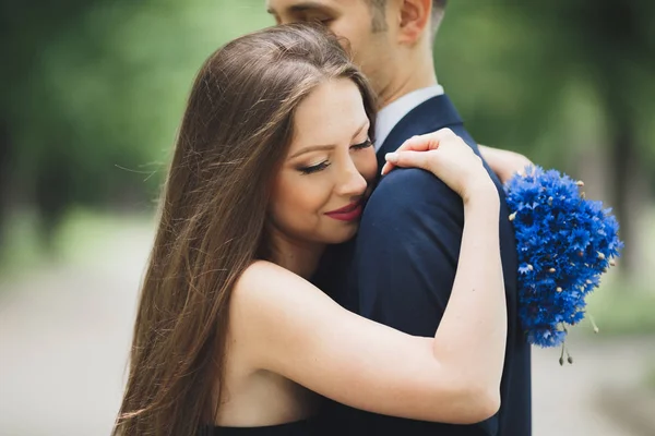 Jovem casal bonito, menina com vestido perfeito posando no parque — Fotografia de Stock
