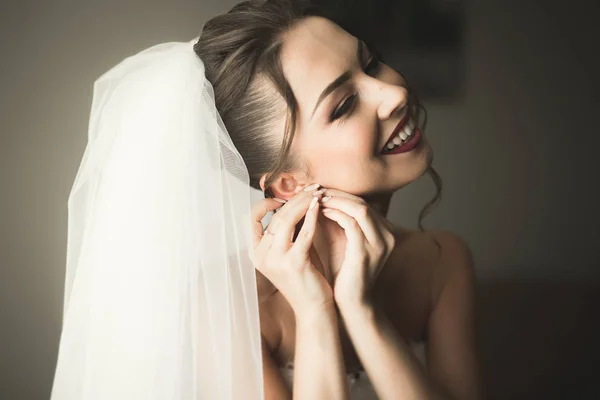 Portret van een mooie bruid met modesluier op huwelijksochtend. — Stockfoto