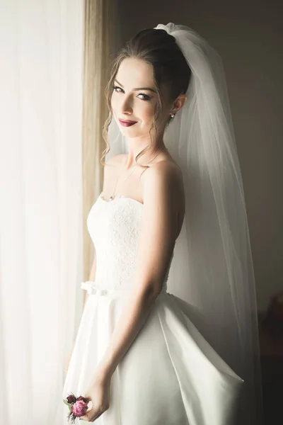 Gyönyörű menyasszony portréja divatfátyollal az esküvő reggelén. — Stock Fotó