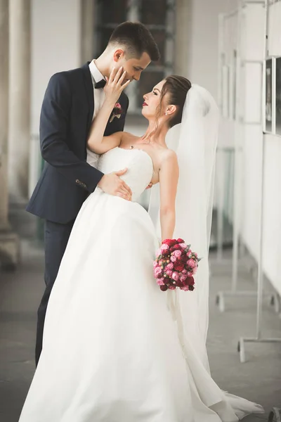 Casamento de luxo casal, noiva e noivo posando na cidade velha — Fotografia de Stock