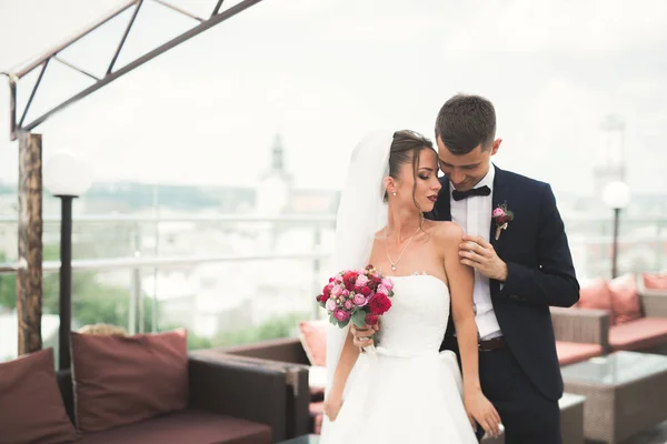 Pareja de matrimonio de lujo, novia y novio posando en la ciudad vieja —  Fotos de Stock