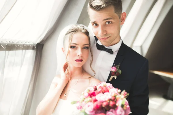 Casamento de luxo casal, noiva e noivo posando na cidade velha — Fotografia de Stock