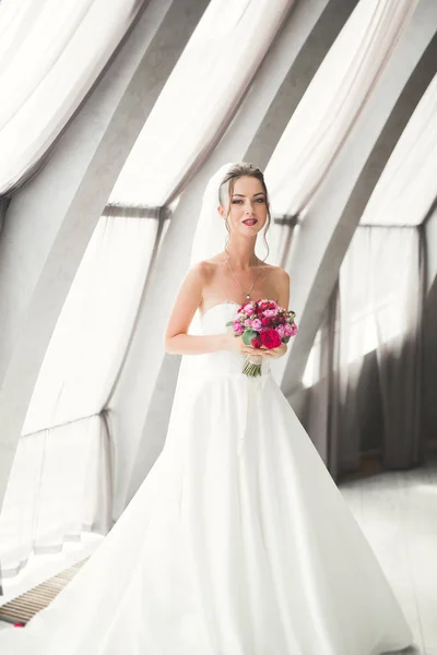 Hermosa novia con ramo de bodas posando en la ciudad vieja — Foto de Stock