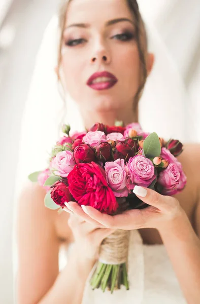 Novia de boda de lujo, niña posando y sonriendo con ramo — Foto de Stock