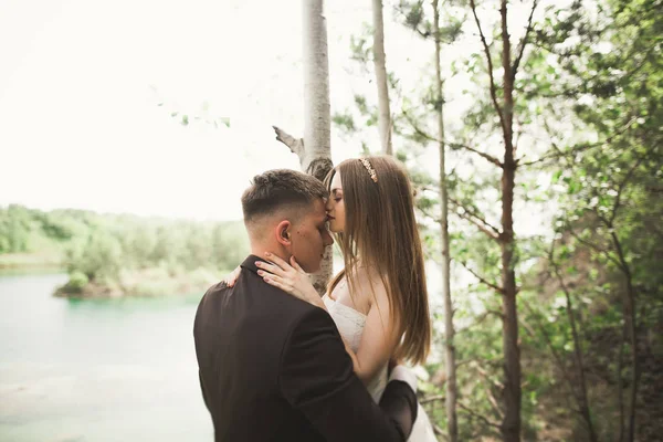 Beijar casal de casamento na primavera natureza close-up retrato — Fotografia de Stock
