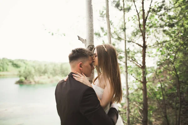 Besos boda pareja en primavera naturaleza primer plano retrato —  Fotos de Stock