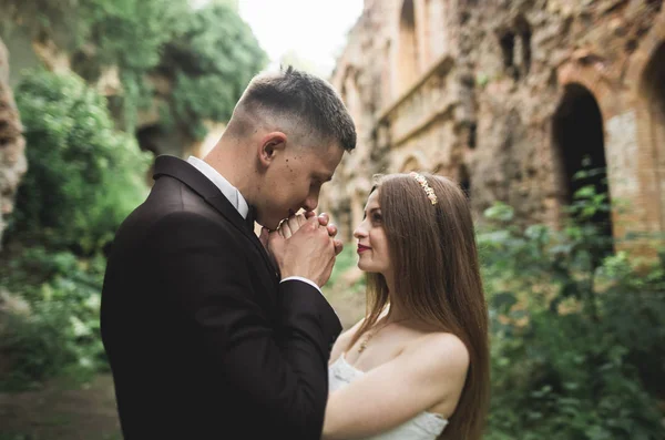 Casal sensual, namorados abraçando na frente do velho castelo eslavo — Fotografia de Stock