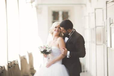 Mutlu yeni çift ile buket düğün portre