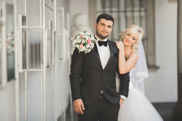 Retrato de casal feliz recém-casamento com buquê — Fotografia de Stock