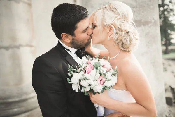 Besos boda pareja en primavera naturaleza primer plano retrato — Foto de Stock