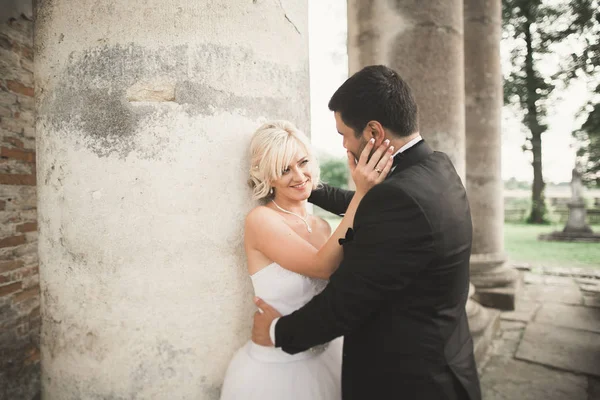 Besos boda pareja en primavera naturaleza primer plano retrato — Foto de Stock