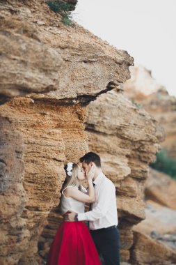 Romantik sevgi dolu çift kayalar ve taşlar Sahilde yürüyüş