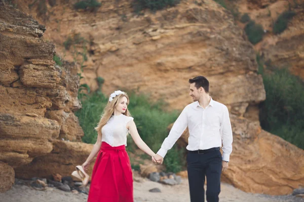 Séta a tengerparton, sziklák és kövek, romantikus szerető pár — Stock Fotó