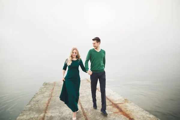 Mooie paar zoenen en knuffelen op een zee-dok — Stockfoto