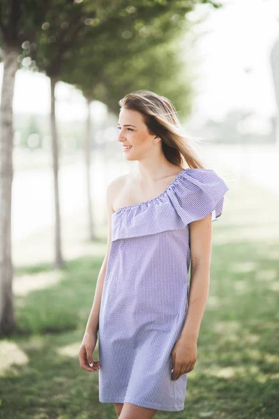 Glad och attraktiva vacker konstnärlig ung flicka i klänning i sommar trädgård poserar för kameran — Stockfoto