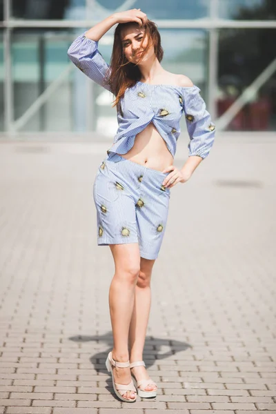Mode-Foto von jungen schönen Frau trägt modische Sommerkleidung — Stockfoto