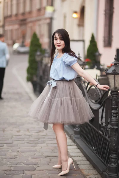 Unga asiater flicka med modern klänning poserar i en gammal Krakow — Stockfoto