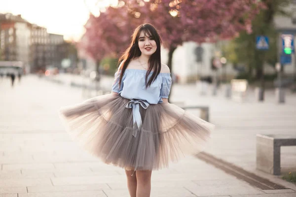 Jovens asiáticos menina com vestido moderno posando em uma velha Cracóvia — Fotografia de Stock