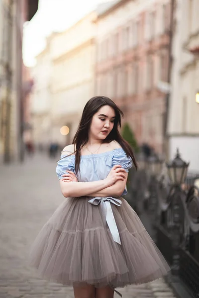 Jovens asiáticos menina com vestido moderno posando em uma velha Cracóvia — Fotografia de Stock