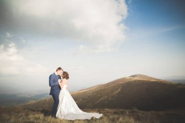 Düğün çifti düğün gün batımında poz. Gelin ve damat aşık