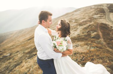 Genç bir çiftin şehvetli portresi. Açık hava.