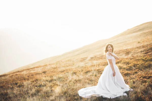 Bellezza donna, sposa con perfetto abito bianco sfondo montagne — Foto Stock