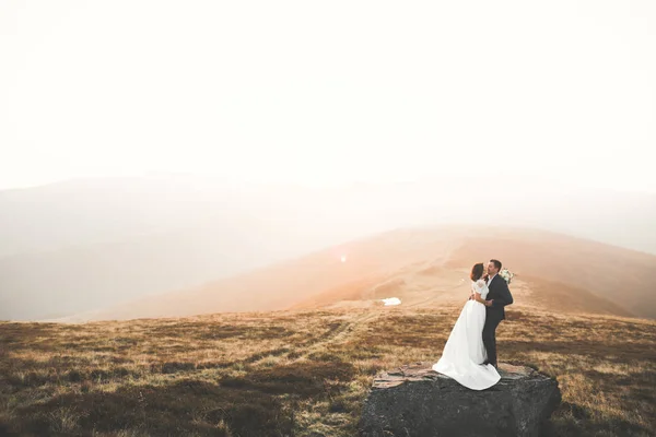 Красива розкішна наречена позує з нареченим і веселиться, розкішна церемонія в горах з дивовижним видом, простір для тексту, весільна пара — стокове фото