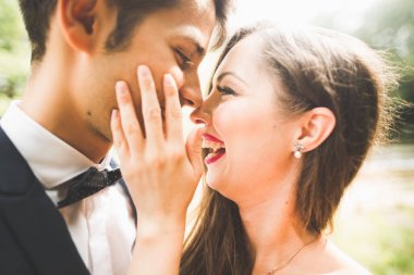 Genç bir çiftin şehvetli portresi. Açık hava.