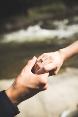 Gelin ve damat el ele tutuşuyor.