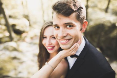 Güzel, mükemmel mutlu gelin ve Damat Düğün gününde poz. Portre kadar kapatın