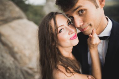 Güzel, mükemmel mutlu gelin ve Damat Düğün gününde poz. Portre kadar kapatın